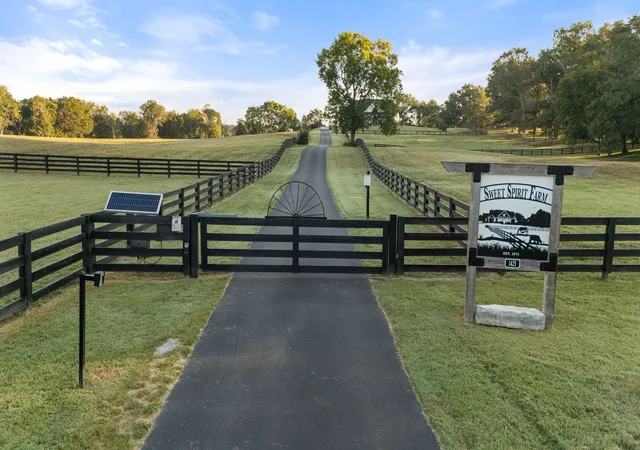 Photo 3 of House for sale at 1421 Lawrence Ln, Springfield, TN 37172 | MLS# 3610938 | Listing updated on 2026-10-02