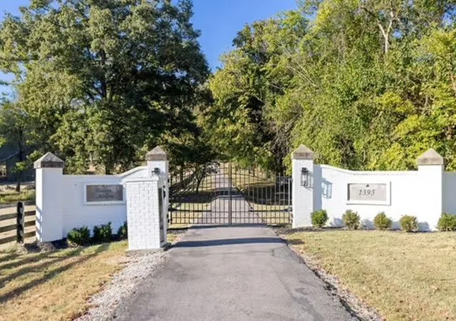 Photo 2 of Mansion for sale at 1395 Roy Sellers Rd, Columbia, TN 38401 | MLS# 3610825 | Listing updated on 2026-10-05