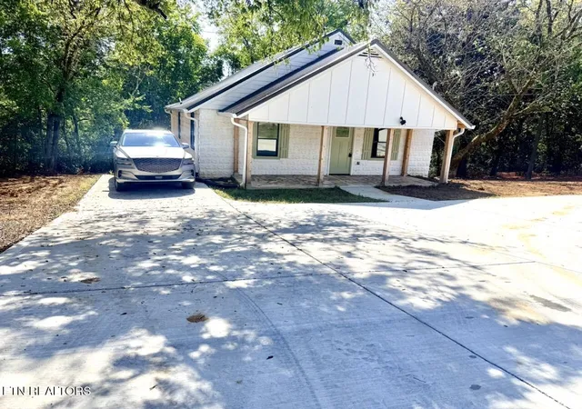 Photo 2 of Single family home for sale at 8752 Gleason Dr, Knoxville, TN 37923 | MLS# 3610193 | Listing updated on 2026-10-08