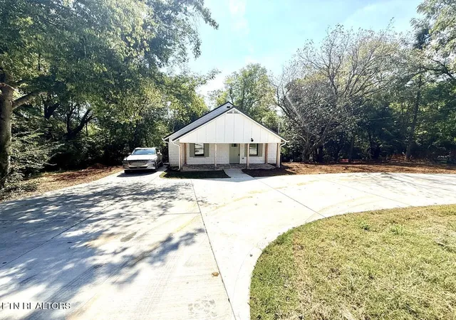 Photo 3 of Single family home for sale at 8752 Gleason Dr, Knoxville, TN 37923 | MLS# 3610193 | Listing updated on 2026-10-08