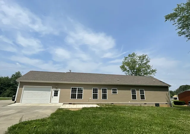 Photo 3 of Single family home for sale at 1406 Old Estill Springs Rd, Tullahoma, TN 37388 | MLS# 3610227 | Listing updated on 2026-10-02
