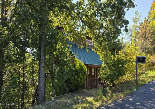 Photo 3 of Single family home for sale at 829 W Gold Dust Dr, Pigeon Forge, TN 37863 | MLS# 3610262 | Listing updated on 2026-10-02