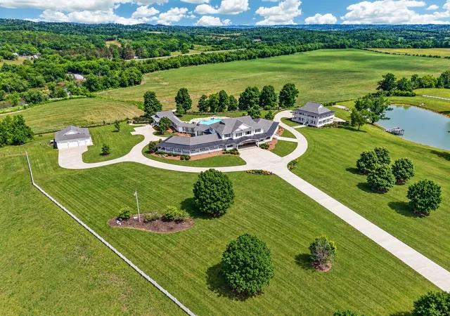 Photo 1 of Mansion for sale at 38 Lindsey Rd, Fayetteville, TN 37334 | MLS# 3611640 | Listing updated on 2026-10-05