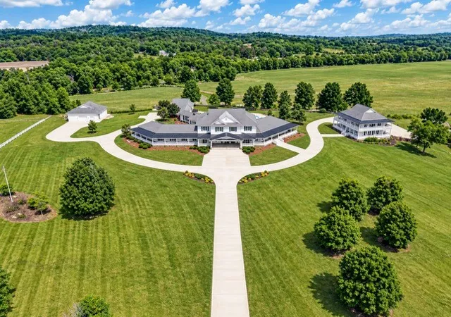 Photo 2 of Mansion for sale at 38 Lindsey Rd, Fayetteville, TN 37334 | MLS# 3611640 | Listing updated on 2026-10-05