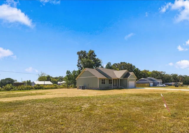 Photo 2 of Single family home for sale at 1 Sunset Fls Rd, Tullahoma, TN 37388 | MLS# 3610426 | Listing updated on 2026-10-09
