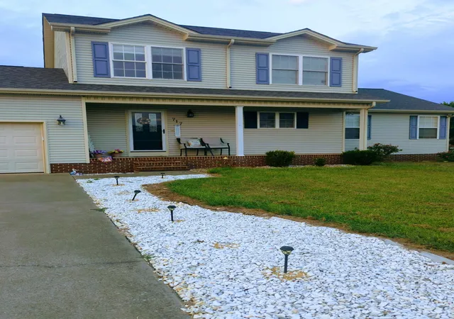 Photo 1 of Single family home for sale at 717 Claw Ct, Hopkinsville, KY 42240 | MLS# 3615067 | Listing updated on 2026-10-08