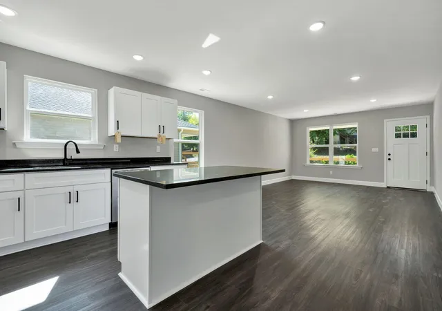 Photo 3 of Single family home for sale at 1016 Tunnel Blvd, Chattanooga, TN 37411 | MLS# 3610408 | Listing updated on 2026-10-02