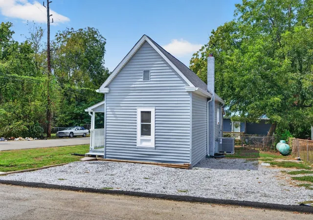 Photo 2 of Single family home for sale at 1701 Stanfiel St, Chattanooga, TN 37406 | MLS# 3610555 | Listing updated on 2026-10-02