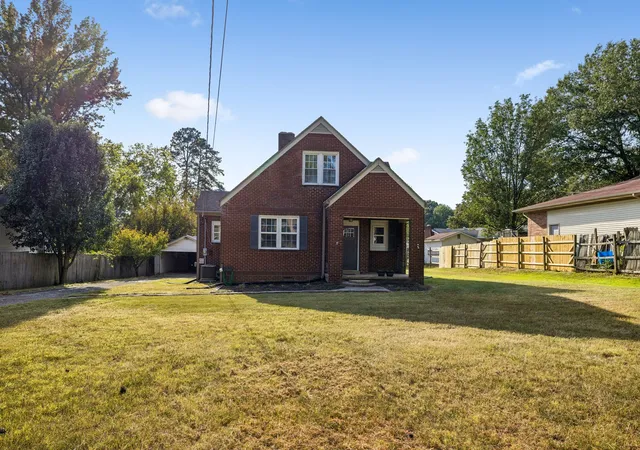 Photo 3 of Single family home for sale at 181 Washington Ave, Camden, TN 38320 | MLS# 3610610 | Listing updated on 2026-10-02