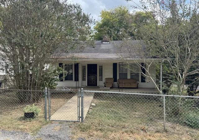 Photo 1 of Single family home for sale at 1831 S Main St, Columbia, TN 38401 | MLS# 3612238 | Listing updated on 2026-10-08
