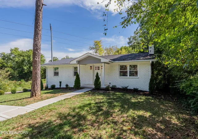 Photo 2 of Single family home for sale at 7630 Luscombe Dr, Knoxville, TN 37919 | MLS# 3610865 | Listing updated on 2026-10-02