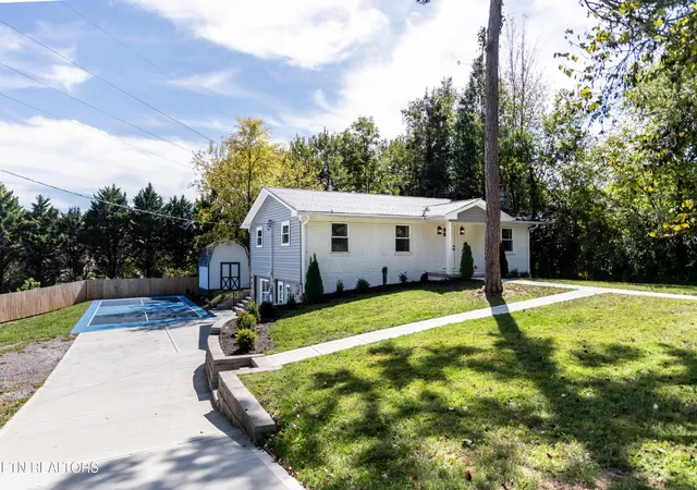 Photo 3 of Single family home for sale at 7630 Luscombe Dr, Knoxville, TN 37919 | MLS# 3610865 | Listing updated on 2026-10-02