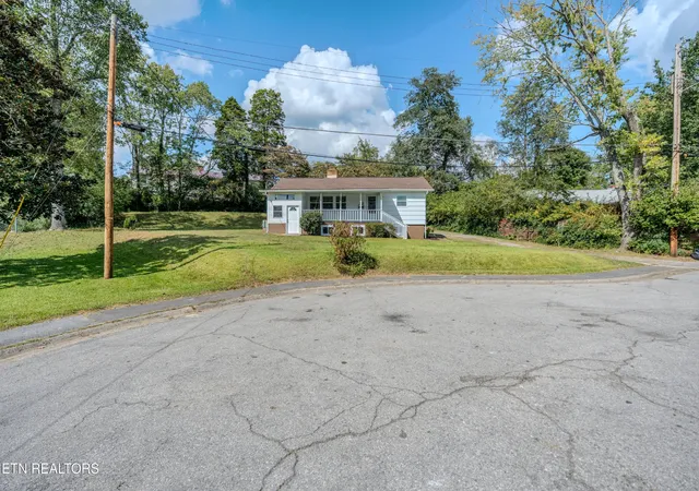 Photo 3 of Sale Pending at 110 Paoli Ln, Oak Ridge, TN 37830 | MLS# 3610904 | Listing updated on 2026-10-06