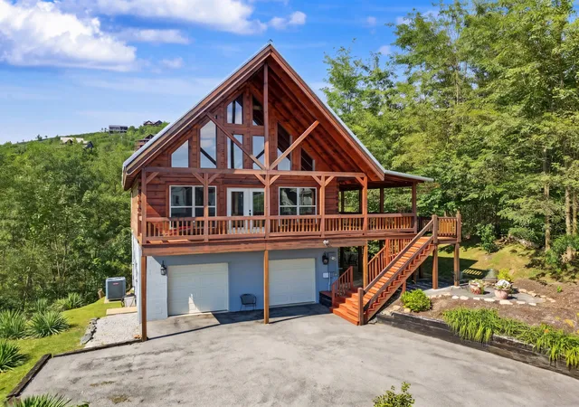 Photo 2 of Single family home for sale at 920 Cedar Ln W, Gatlinburg, TN 37738 | MLS# 3611198 | Listing updated on 2026-10-03