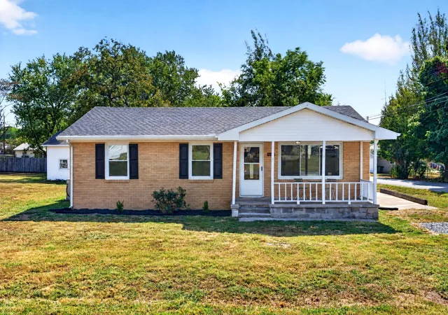 Photo 1 of Single family home for sale at 621 Vass Ln, Hopkinsville, KY 42240 | MLS# 3610987 | Listing updated on 2026-10-03