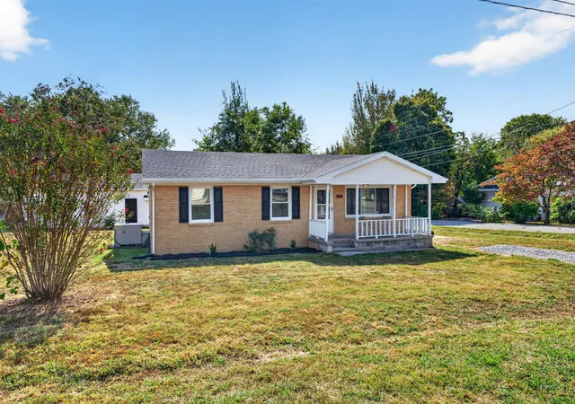 Photo 2 of Single family home for sale at 621 Vass Ln, Hopkinsville, KY 42240 | MLS# 3610987 | Listing updated on 2026-10-03