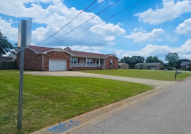 Photo 3 of Single family home for sale at 1000 Monica Dr, Clarksville, TN 37042 | MLS# 3611189 | Listing updated on 2026-10-03