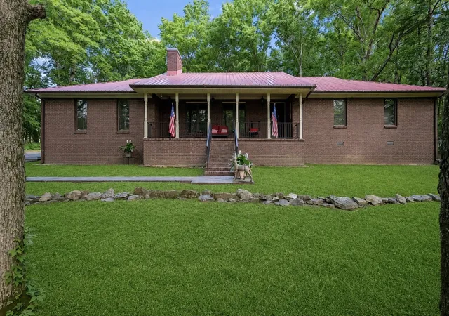 Photo 2 of Single family home for sale at 2501 Huntsville Hwy, Fayetteville, TN 37334 | MLS# 3611126 | Listing updated on 2026-10-03