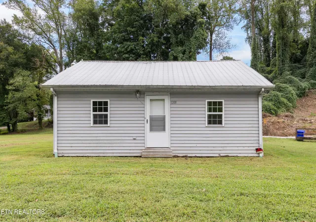 Photo 2 of Single family home for sale at 1208 Old Roane St, Harriman, TN 37748 | MLS# 3611173 | Listing updated on 2026-10-03