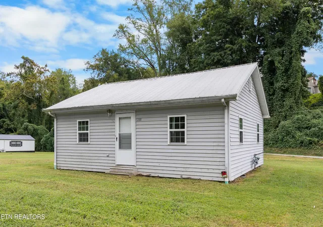 Photo 3 of Single family home for sale at 1208 Old Roane St, Harriman, TN 37748 | MLS# 3611173 | Listing updated on 2026-10-03