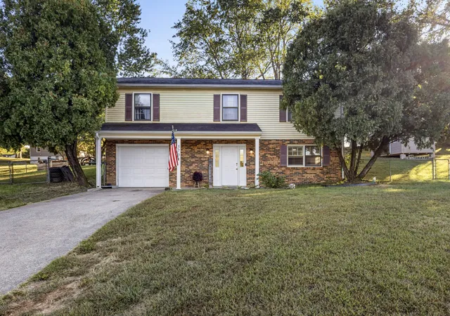 Single family home for sale at 570 Briarwood Dr, Clarksville, TN 37040 | MLS# 3618812