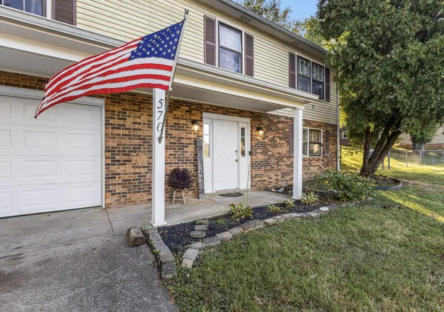 Photo 2 of Single family home for sale at 570 Briarwood Dr, Clarksville, TN 37040 | MLS# 3618812 | Listing updated on 2026-10-09
