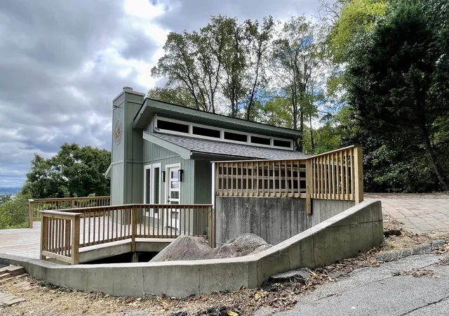 Photo 1 of Single family home for sale at 713 Lower Cravens Ter, Chattanooga, TN 37409 | MLS# 3611303 | Listing updated on 2026-10-28
