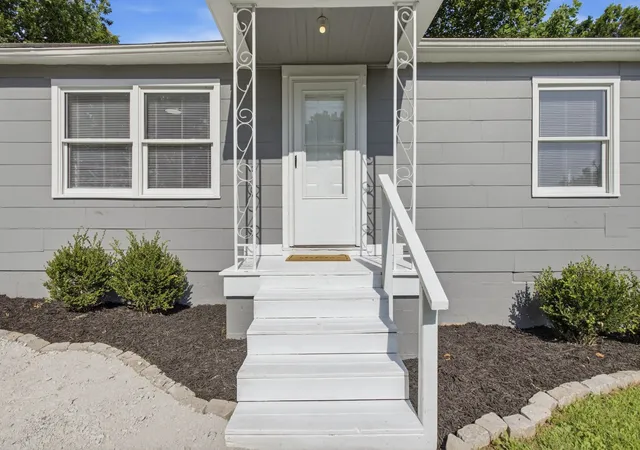 Photo 3 of Single family home for sale at 1604 S High St, Columbia, TN 38401 | MLS# 3611389 | Listing updated on 2026-10-04