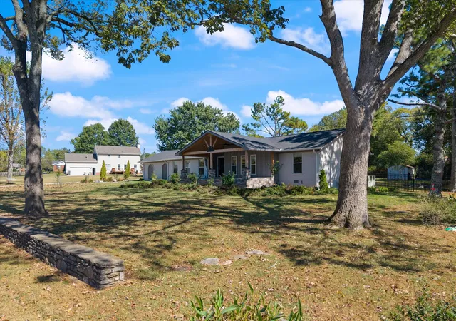 Photo 2 of Single family home for sale at 1037 S Brookside Dr, Gallatin, TN 37066 | MLS# 3611407 | Listing updated on 2026-10-06
