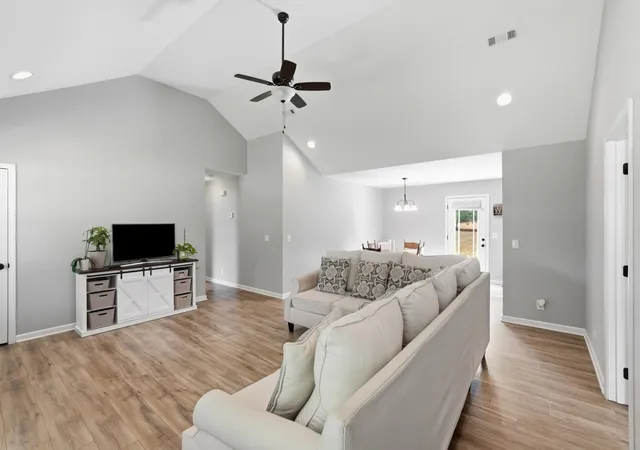 Photo 4 of Single family home for sale at 110 Reese St, Shelbyville, TN 37160 | MLS# 3611420 | Listing updated on 2026-10-04