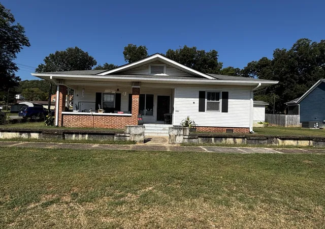 Photo 3 of Single family home for sale at 1018 Elm Ave, South Pittsburg, TN 37380 | MLS# 3611496 | Listing updated on 2026-10-08