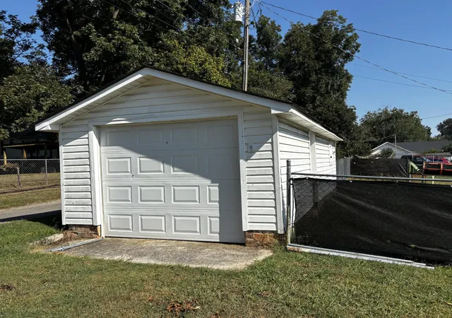 Photo 3 of Single family home for sale at 1018 Elm Ave, South Pittsburg, TN 37380 | MLS# 3611496 | Listing updated on 2026-10-08