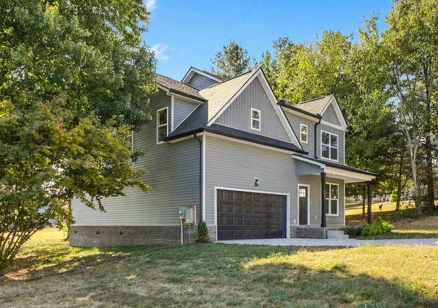 Photo 1 of Single family home for sale at 402 Forrest Dr, Columbia, TN 38401 | MLS# 3613235 | Listing updated on 2026-10-08