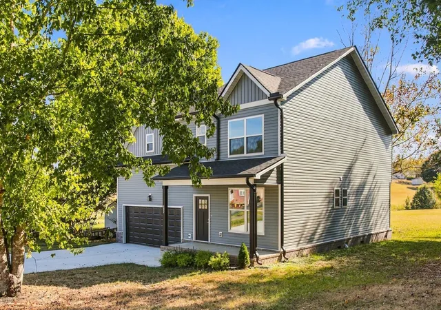 Photo 2 of Single family home for sale at 402 Forrest Dr, Columbia, TN 38401 | MLS# 3613235 | Listing updated on 2026-10-08
