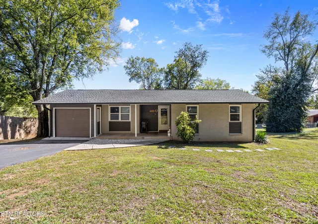 Photo 1 of Single family home for sale at 1706 Hazen St, Knoxville, TN 37915 | MLS# 3611504 | Listing updated on 2026-10-07