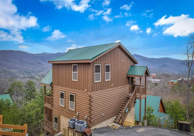 Photo 2 of Single family home for sale at 4836 Highland Pl Way, Pigeon Forge, TN 37863 | MLS# 3611611 | Listing updated on 2026-10-05