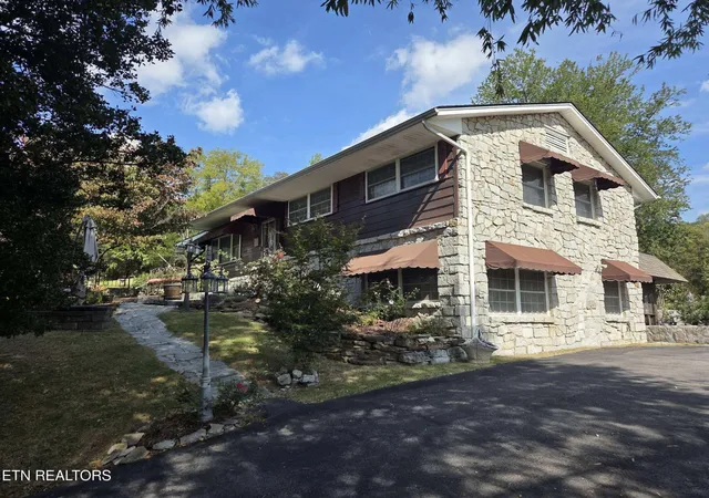 Single family home for sale at 572 Mountain Rd, Clinton, TN 37716 | MLS# 3611655