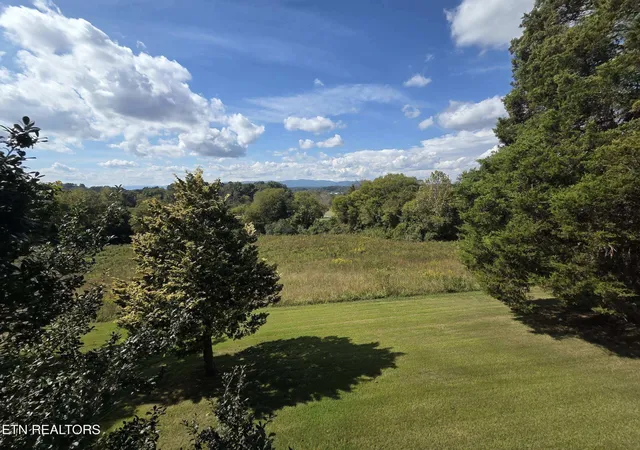 Photo 2 of Single family home for sale at 572 Mountain Rd, Clinton, TN 37716 | MLS# 3611655 | Listing updated on 2026-10-06