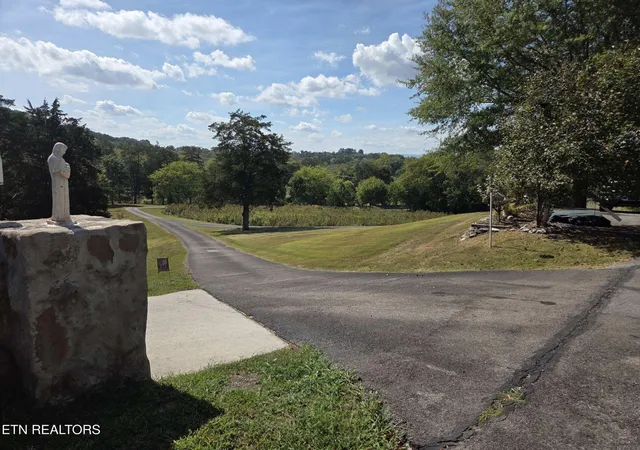 Photo 4 of Single family home for sale at 572 Mountain Rd, Clinton, TN 37716 | MLS# 3611655 | Listing updated on 2026-10-06