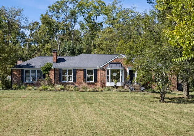 Photo 2 of Single family home for sale at 313 Jocelyn Holw Cir, Nashville, TN 37205 | MLS# 3615552 | Listing updated on 2026-10-29