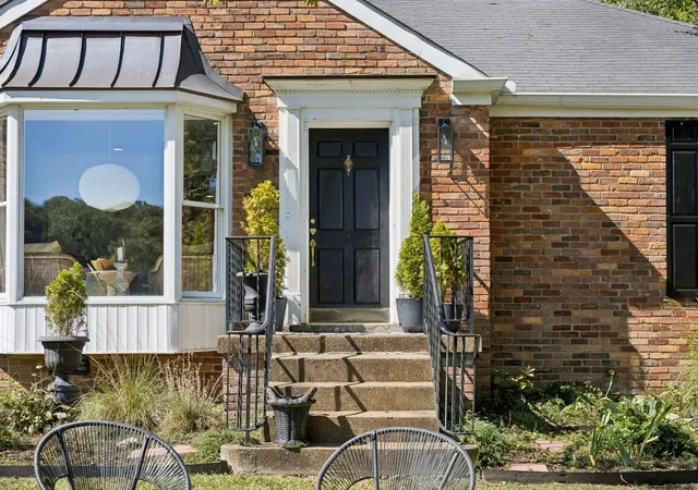Photo 3 of Single family home for sale at 313 Jocelyn Holw Cir, Nashville, TN 37205 | MLS# 3615552 | Listing updated on 2026-10-29