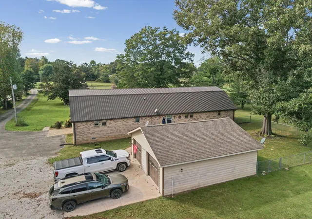 Photo 3 of Single family home for sale at 385 Crutchfield Ln, Paris, TN 38242 | MLS# 3611822 | Listing updated on 2026-10-05