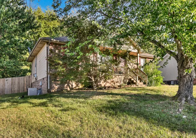 Photo 2 of Single family home for sale at 282 Moncrest Dr, Clarksville, TN 37042 | MLS# 3615156 | Listing updated on 2026-10-08