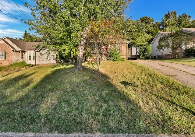 Photo 3 of Single family home for sale at 282 Moncrest Dr, Clarksville, TN 37042 | MLS# 3615156 | Listing updated on 2026-10-08
