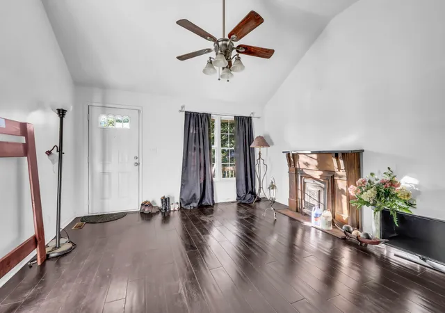 Photo 3 of Single family home for sale at 282 Moncrest Dr, Clarksville, TN 37042 | MLS# 3615156 | Listing updated on 2026-10-08