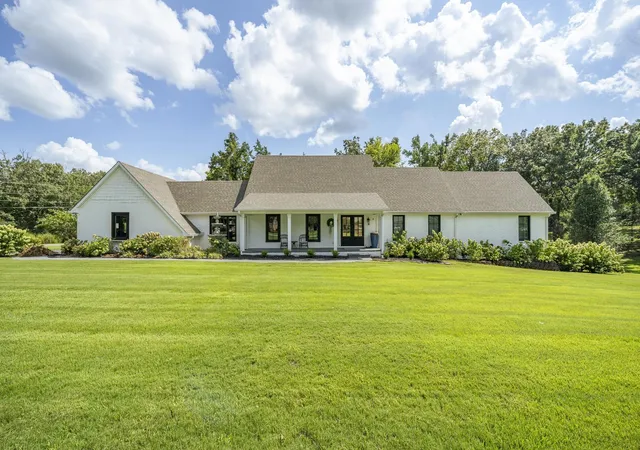 Single family home for sale at 175 Poplar St, Savannah, TN 38372 | MLS# 3611724