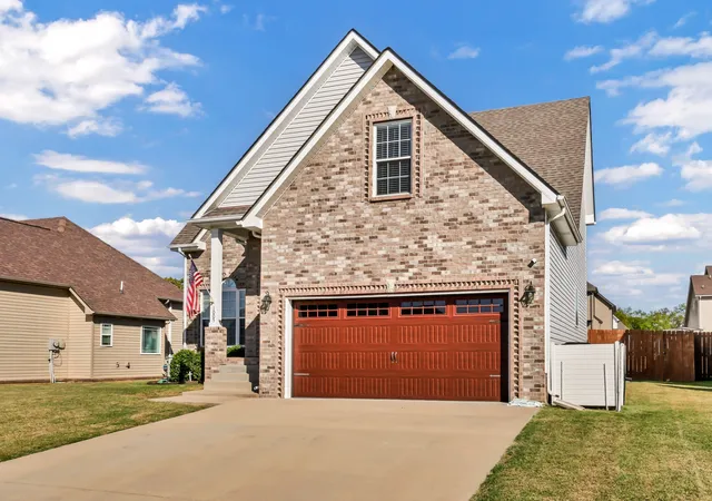 Photo 3 of Single family home for sale at 1005 Shirley Dr, Clarksville, TN 37042 | MLS# 3615432 | Listing updated on 2026-10-09