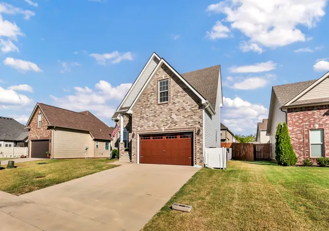 Photo 4 of Single family home for sale at 1005 Shirley Dr, Clarksville, TN 37042 | MLS# 3615432 | Listing updated on 2026-10-09