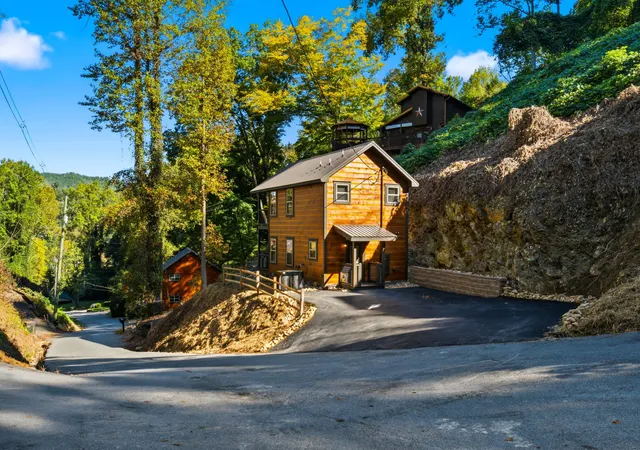 Photo 1 of Single family home for sale at 253 Silverbell Ln, Gatlinburg, TN 37738 | MLS# 3619062 | Listing updated on 2026-10-10