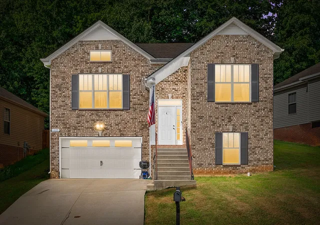 Photo 1 of Single family home for sale at 627 Hidden Valley Dr, Clarksville, TN 37040 | MLS# 3619946 | Listing updated on 2026-10-25
